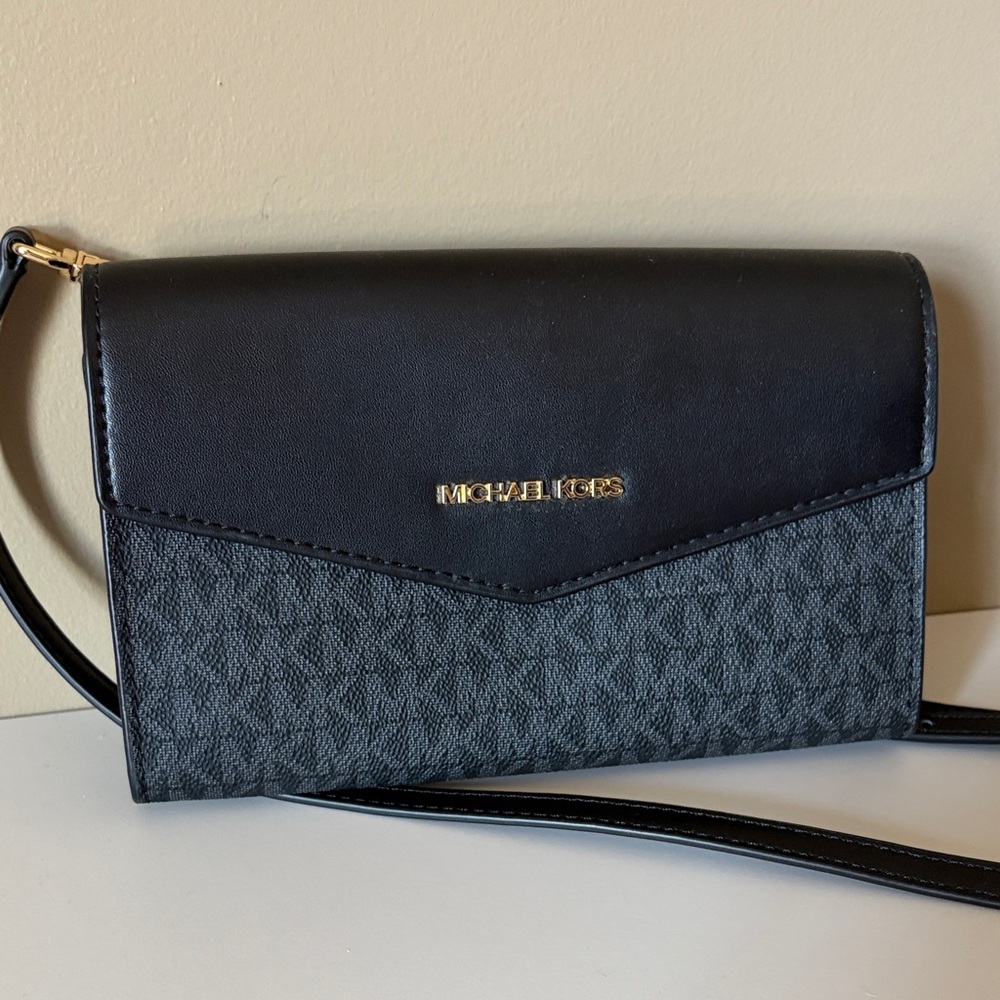 Michael Kors Black and Gray Signature Crossbody clutch
